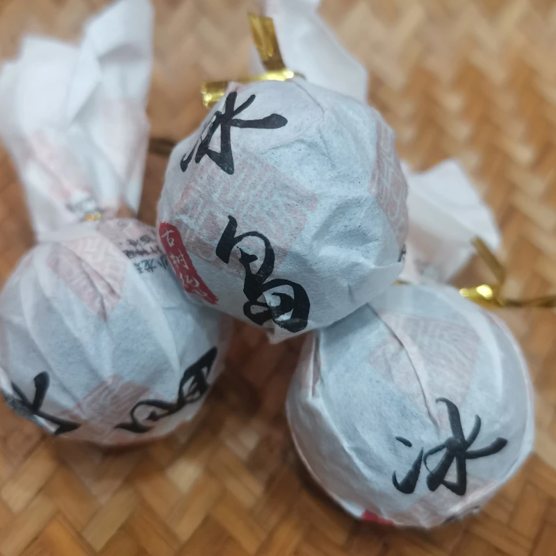 2015年冰岛纯料龙珠冰糖甜9年老茶普洱茶生茶8g*10颗