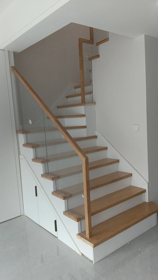 实木玻璃护栏橡胶木卡槽扶手现代简约室内楼梯围栏武汉楼梯厂家