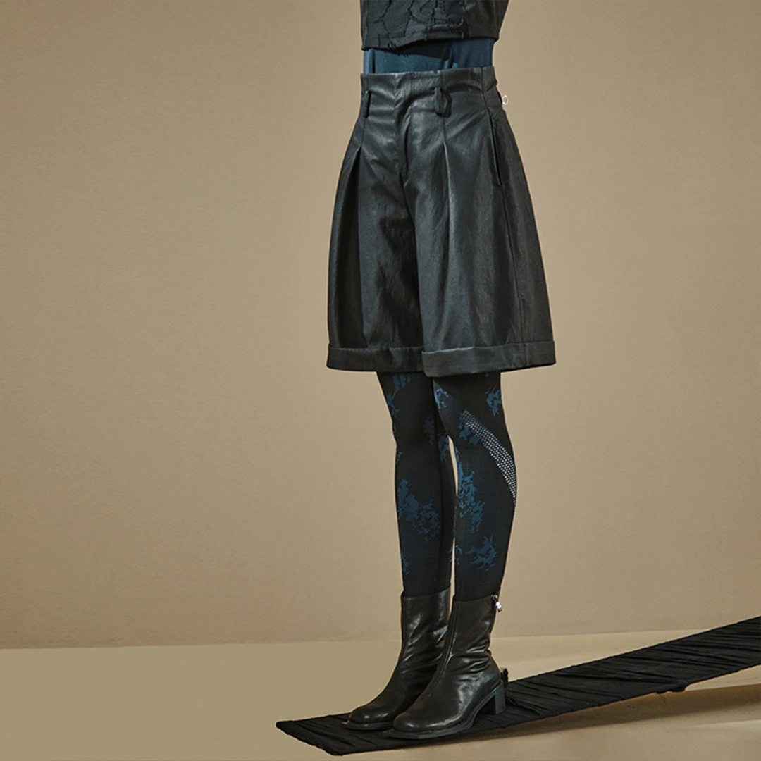 日着原创女装秋冬宽松百搭复古高腰A字黑色哑光PU皮短裤Z223822K3