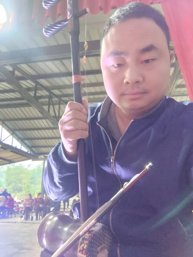 黑檀一套，这把大筒1380。好蛇皮。