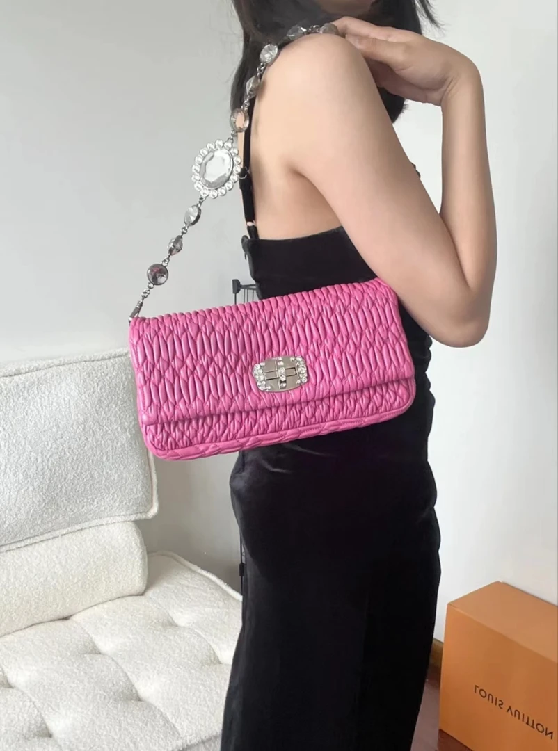 95新 MIU MIU/缪缪 玫粉色宝石链条时尚单肩腋下褶皱包