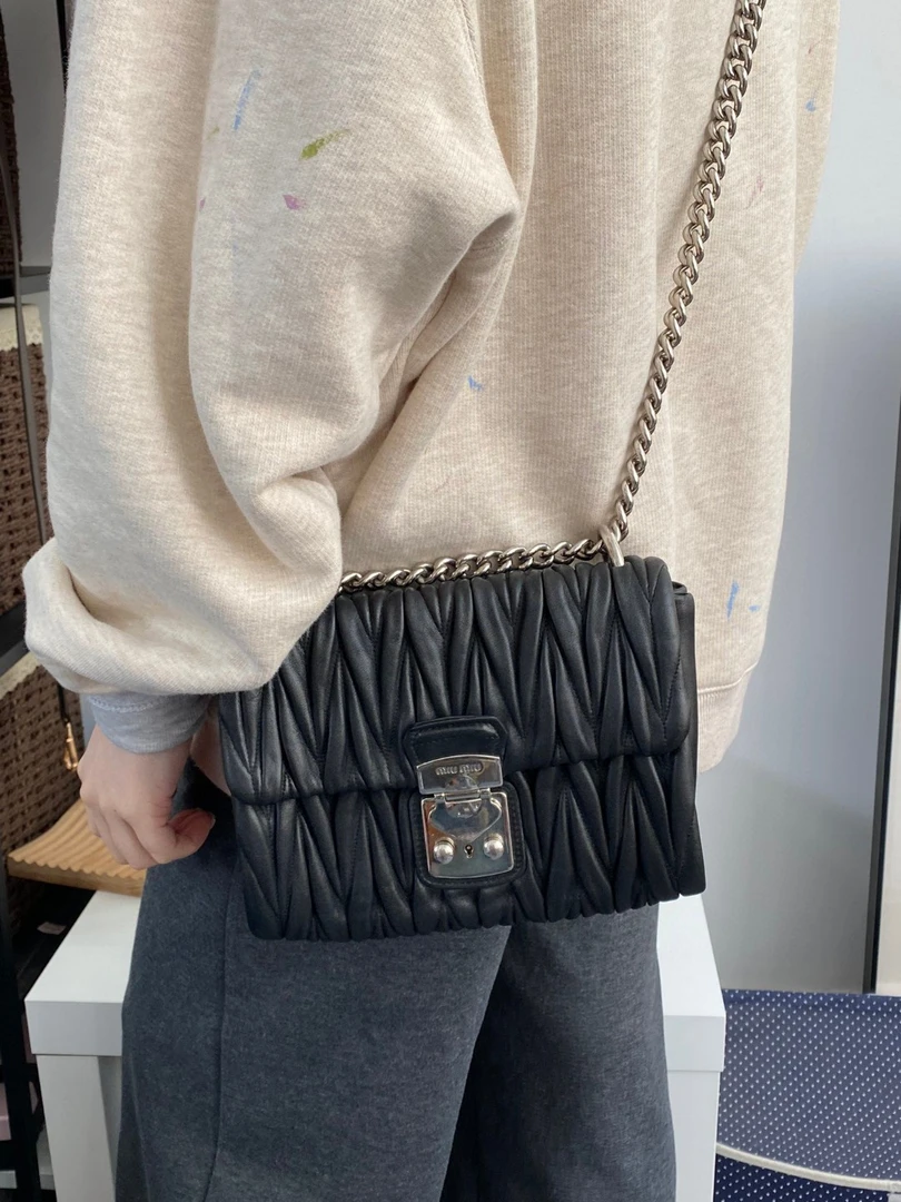 95新 MIU MIU/缪缪 黑色褶皱单肩包时尚链条斜挎包22cm