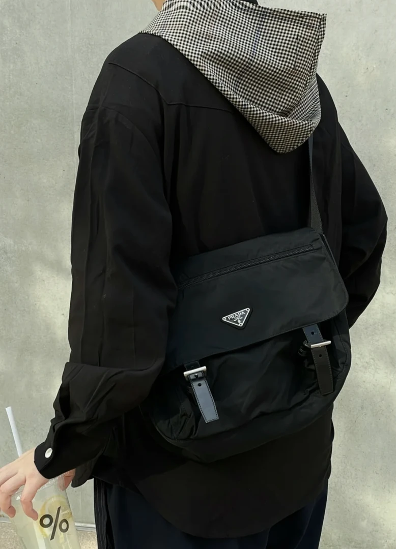 95新 Prada/普拉达 Prada横版剑桥邮差包男女通用27cm/Y460