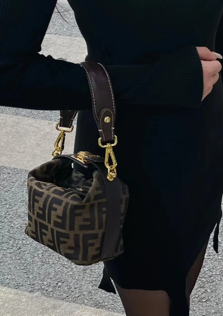 95新 FENDI/芬迪 fendi老花金扣小饭盒超级可爱