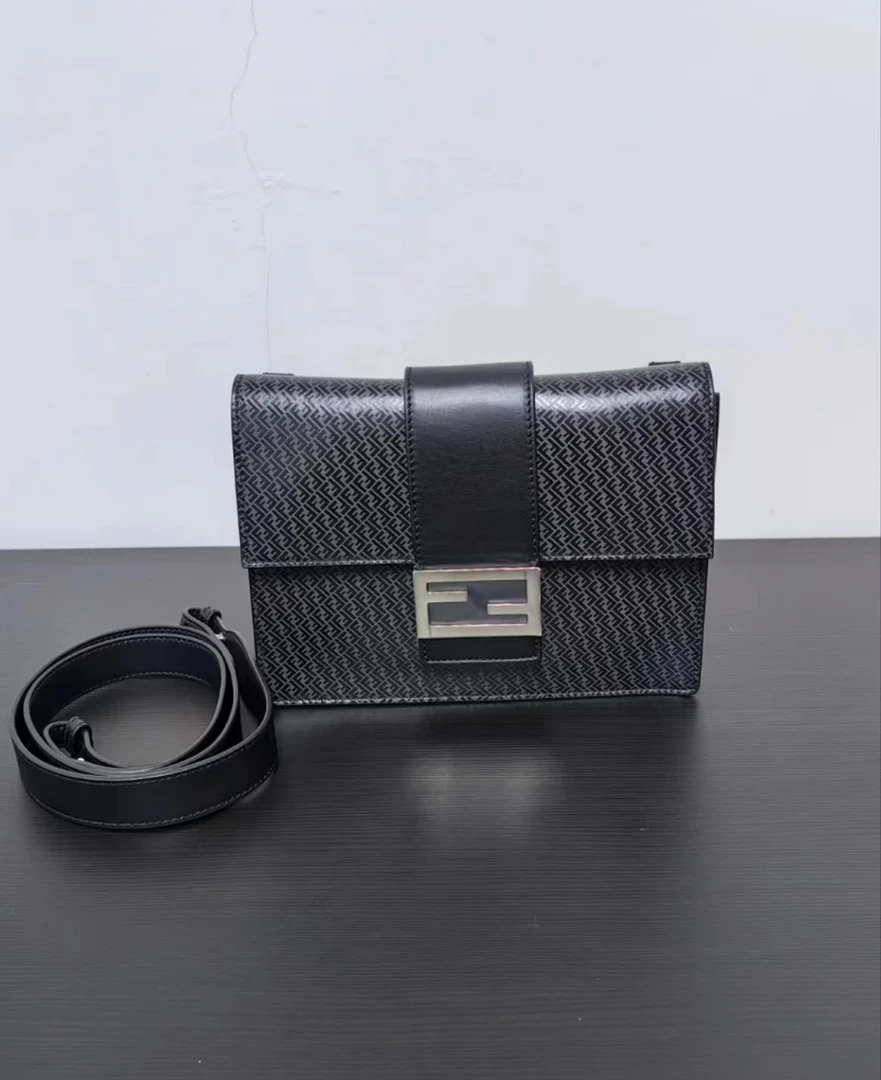 95新 FENDI/芬迪 经典黑色老花法棍邮差（男女通用）
