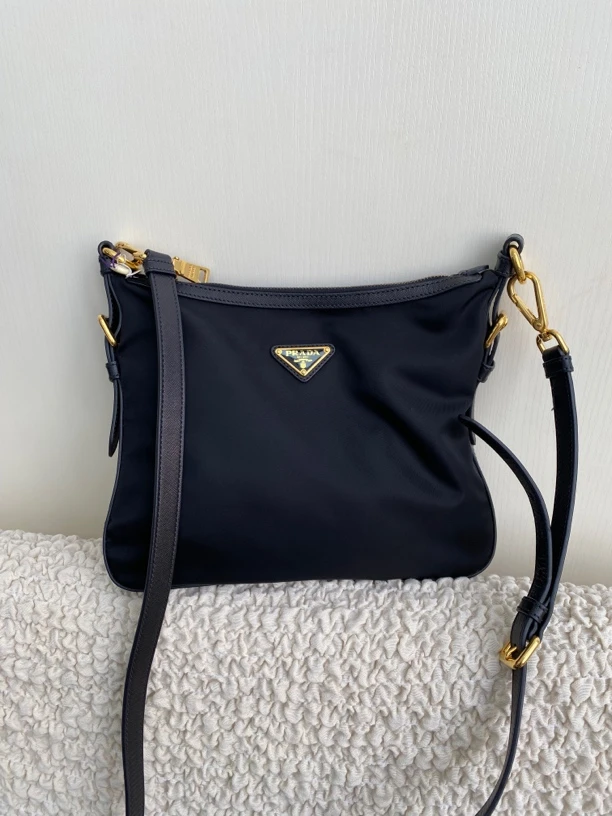 95新 Prada/普拉达 黑金降落伞hobo斜挎包好成色
