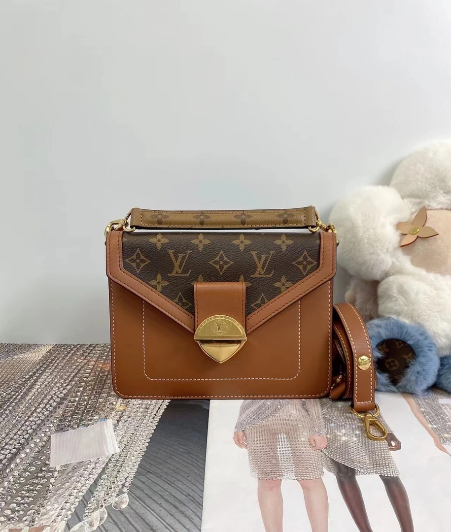 95新 LouisVuitton/路易威登 lv秀款 双面邮差包现代款