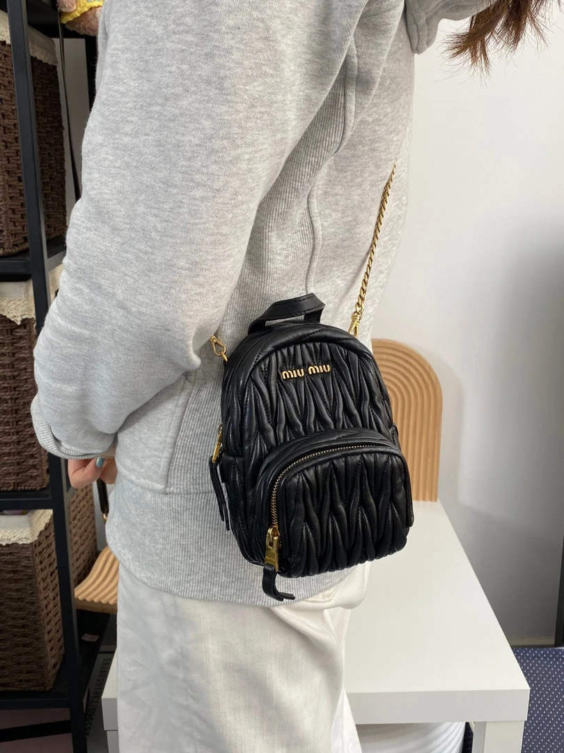 95新 MIU MIU/缪缪 缪缪黑金现代款小书包斜挎包（昆凌同款）