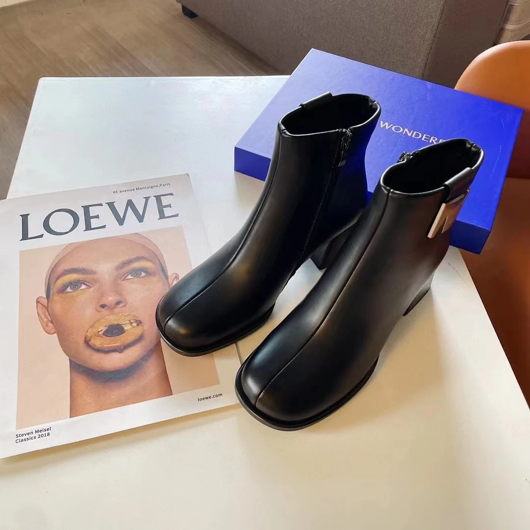 N666时尚百搭秋冬女士加绒马丁靴仓