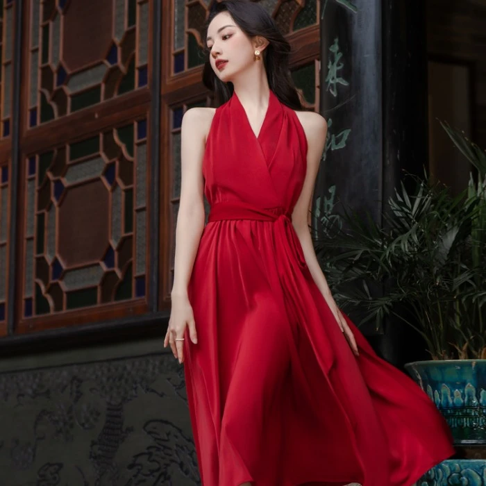 茶歇法式无袖气质红色连衣裙赫本风复古挂脖性感长裙女夏质感高级