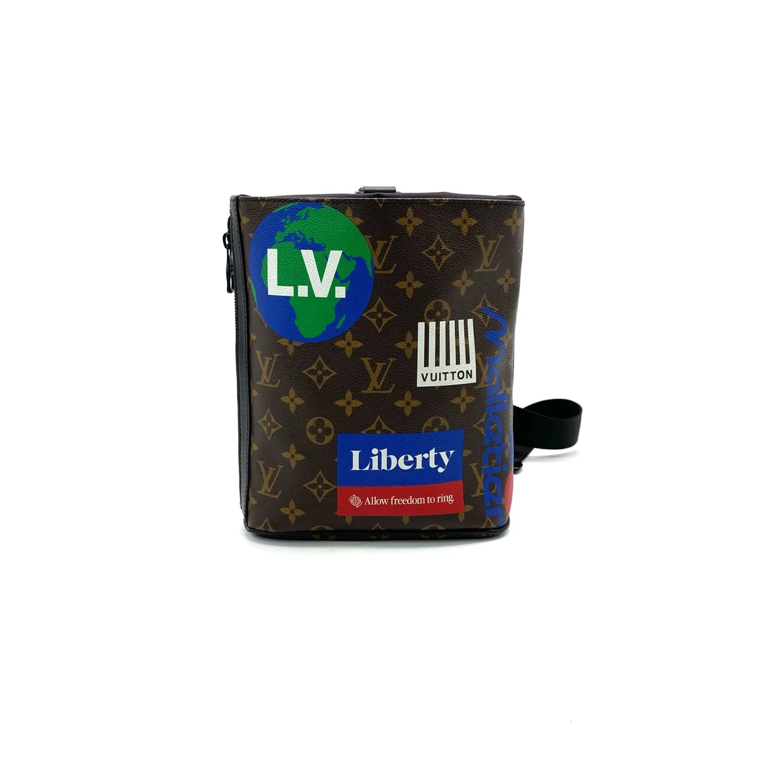 95新 LouisVuitton/路易威登 棕老花徽章限量款胸包 尺寸20/24