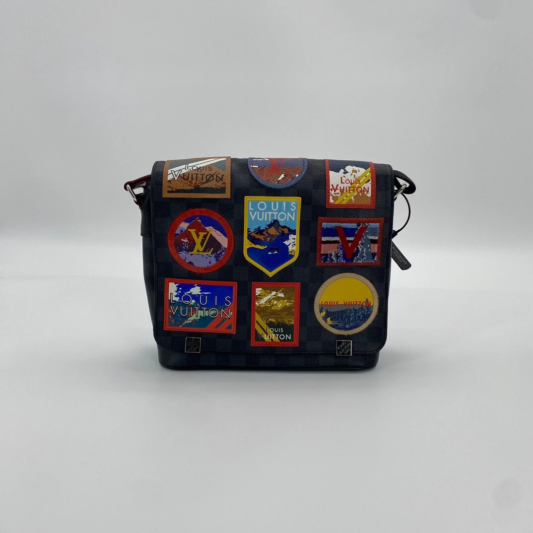 95新 LouisVuitton/路易威登 黑棋盘风景画Logo徽章印花翻盖邮差
