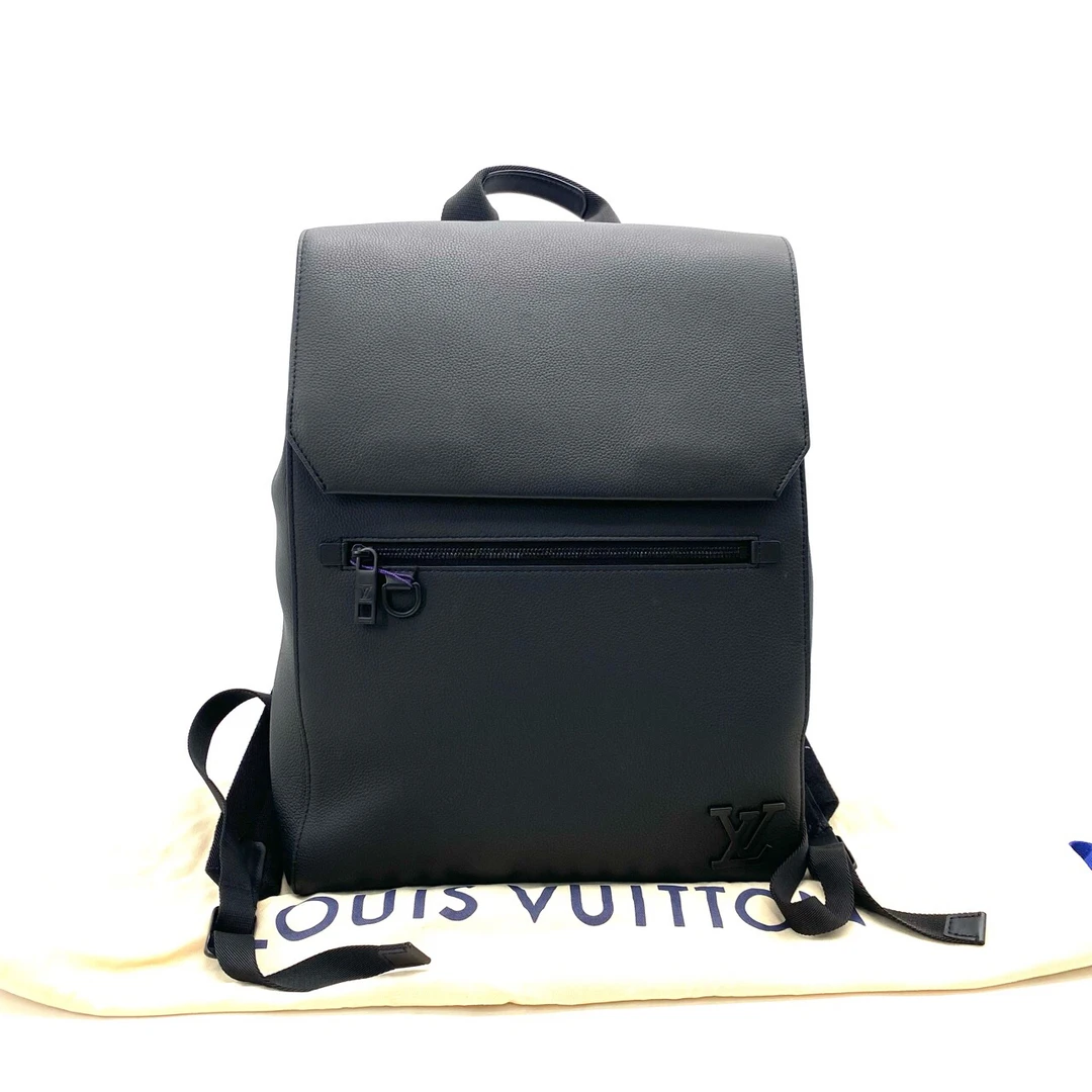 95新 LouisVuitton/路易威登 新款黑色全皮FLAP双肩包 尺寸30/40