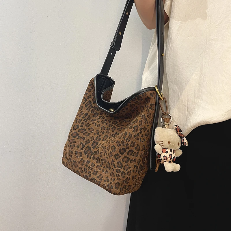 今年流行的包包豹纹大容量水桶包帆布时尚洋气休闲百搭气质单肩包