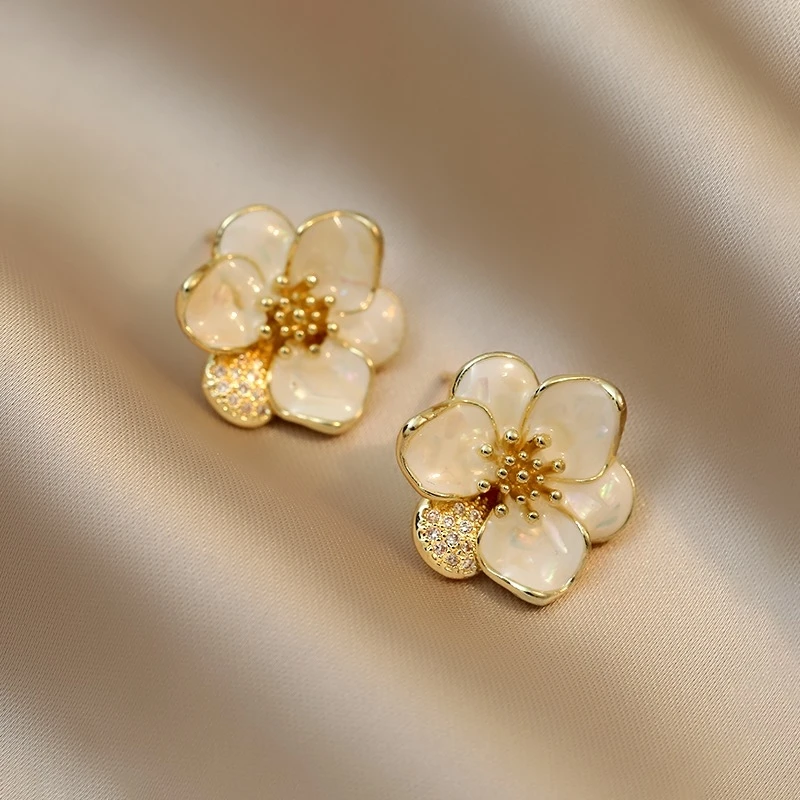 合金耳饰 法式复古优雅白色花朵金色花蕊耳钉耳饰气质百搭耳环女