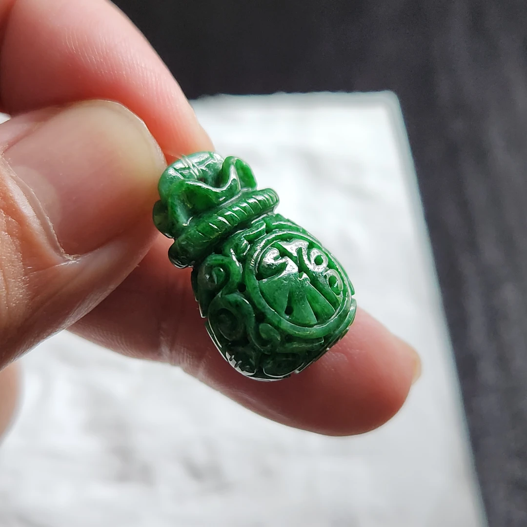 缅甸天然A货翡翠 福利平出 满色辣绿福袋吊坠精美精雕仿古满绿