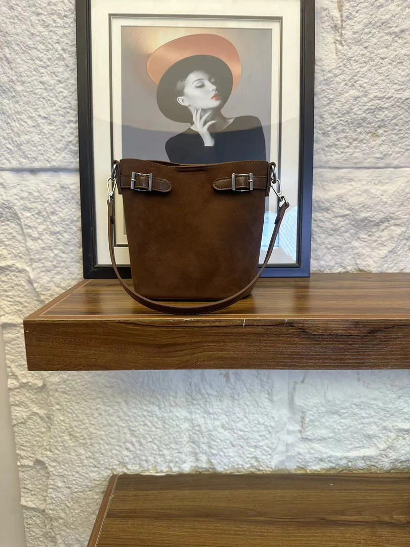 复古小众设计包包女士2024新款高级质感百搭斜挎包爆款手提水桶包