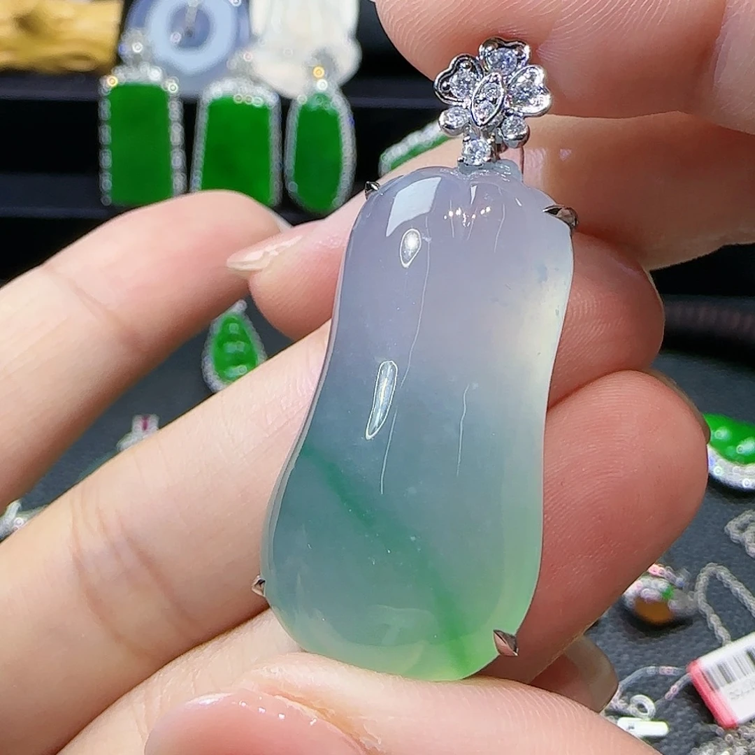 翡翠挂件18K金镶嵌小*狗翡翠