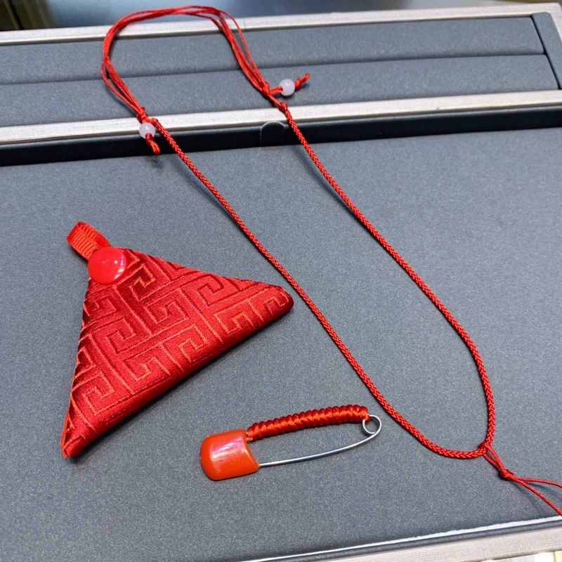 首饰袋 三角符袋免缝纽扣别针项绳可调节手工创意护身复古大红色