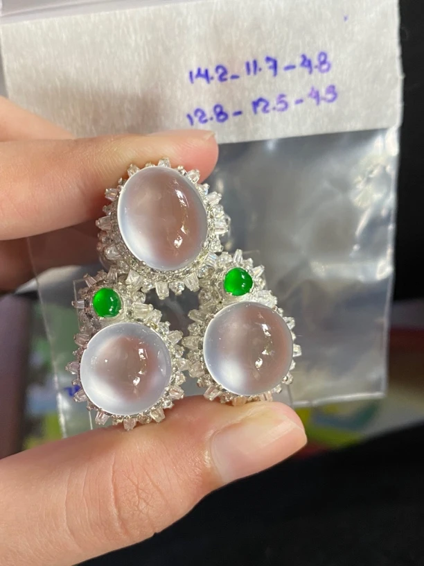 天然翡翠缅甸曼德勒市场收货玻璃种翡翠戒面套装白冰蛋面