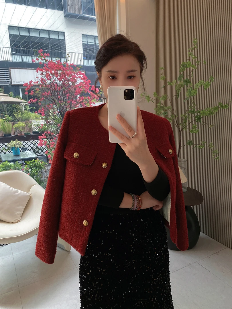 春季时尚百搭轻奢气质酒红色亮丝粗花呢小香风上衣女外套短款