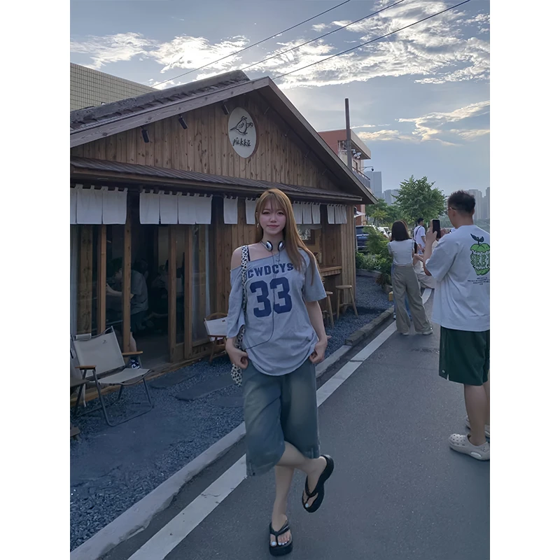慵懒松弛感字母印花斜领短袖t恤女夏宽松休闲中长款露肩半袖上衣