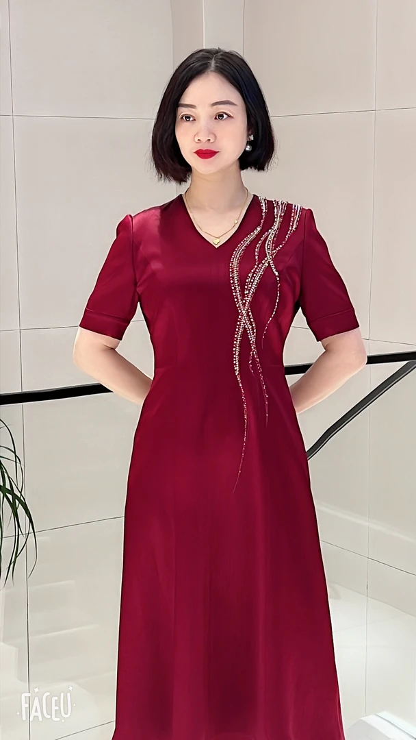 改良版钉珠礼服裙