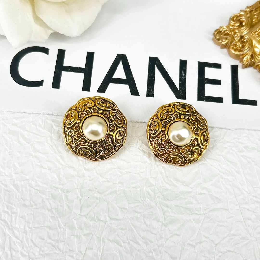 95新 Chanel/香奈儿 中古珍珠雕花耳夹/M42334
