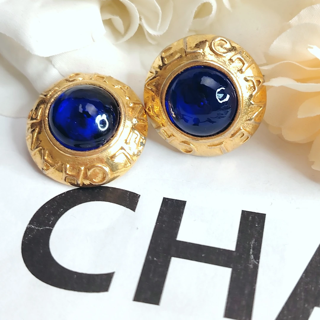 95新 Chanel/香奈儿 中古蓝琉璃字母雕刻耳夹/M34105