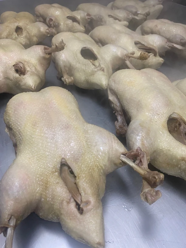 风干鸭盐水鸭皮薄肉嫩多汁鲜香味美生鸭胚需要煮熟食用