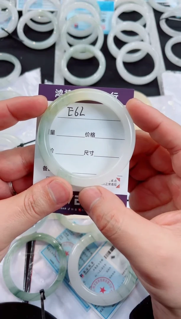 【闪购商品】石英质玉手镯未镶嵌E62