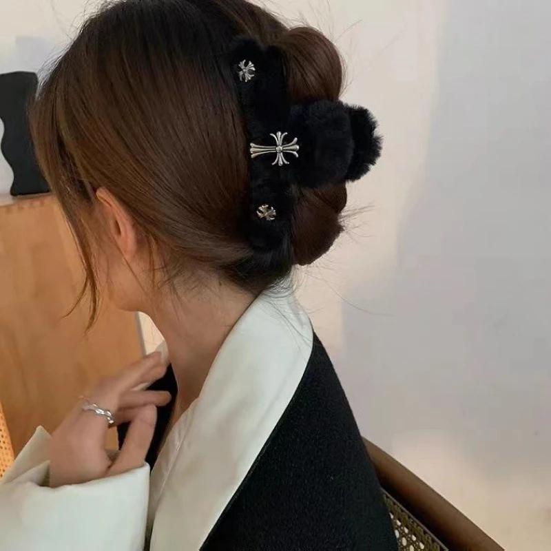 秋冬发夹金属十字架一字毛绒抓夹少女复古克罗心后脑勺盘发鲨鱼夹