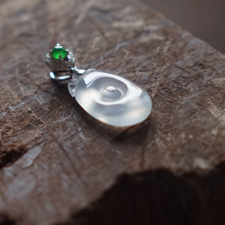 缅甸翡翠A货冰玻种福贝吊坠锁骨坠镶嵌18K金真钻女