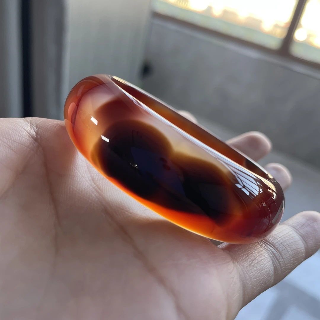 54口径天然玛瑙象形旺财飘花意境中宽红玛瑙手镯（165）