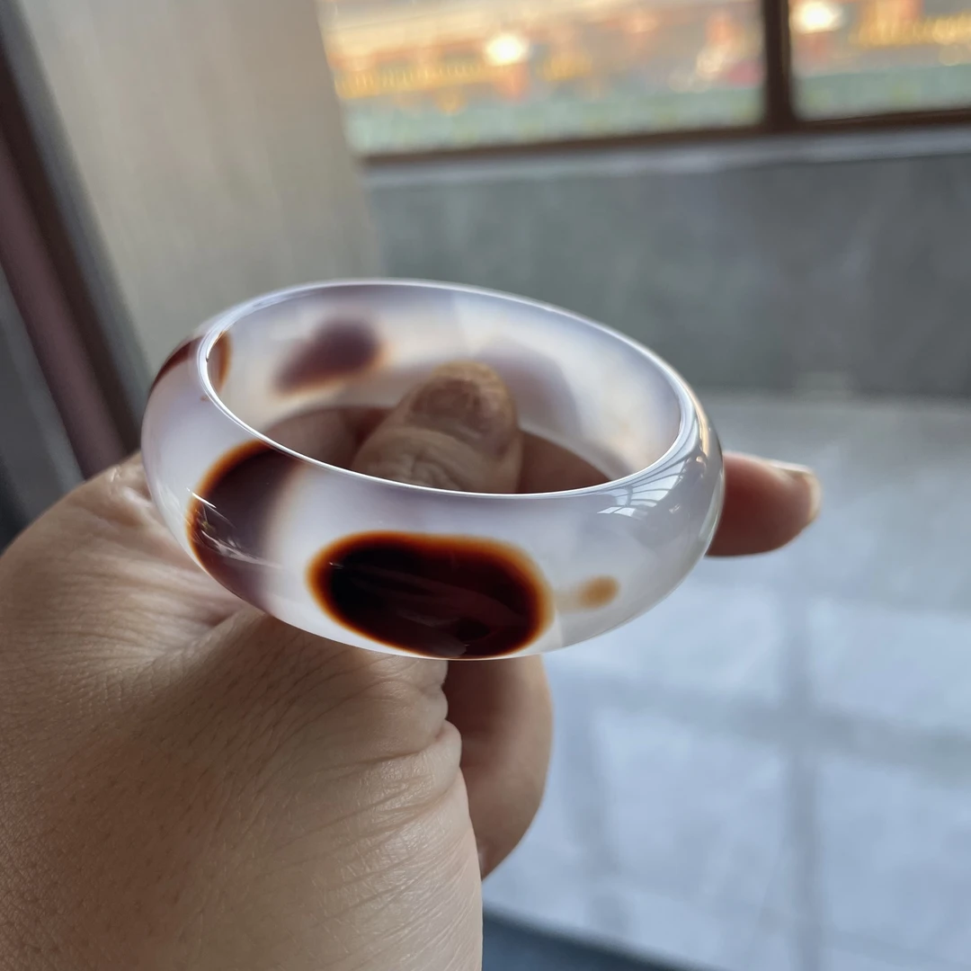 50.5口径天然玛瑙淡紫色底飘花俏色龙纹手镯（055）