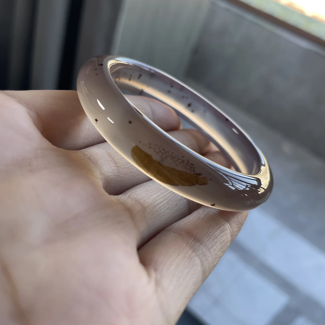 54.3口径天然玛瑙灰冰荧光冰透草花个性手镯（179）