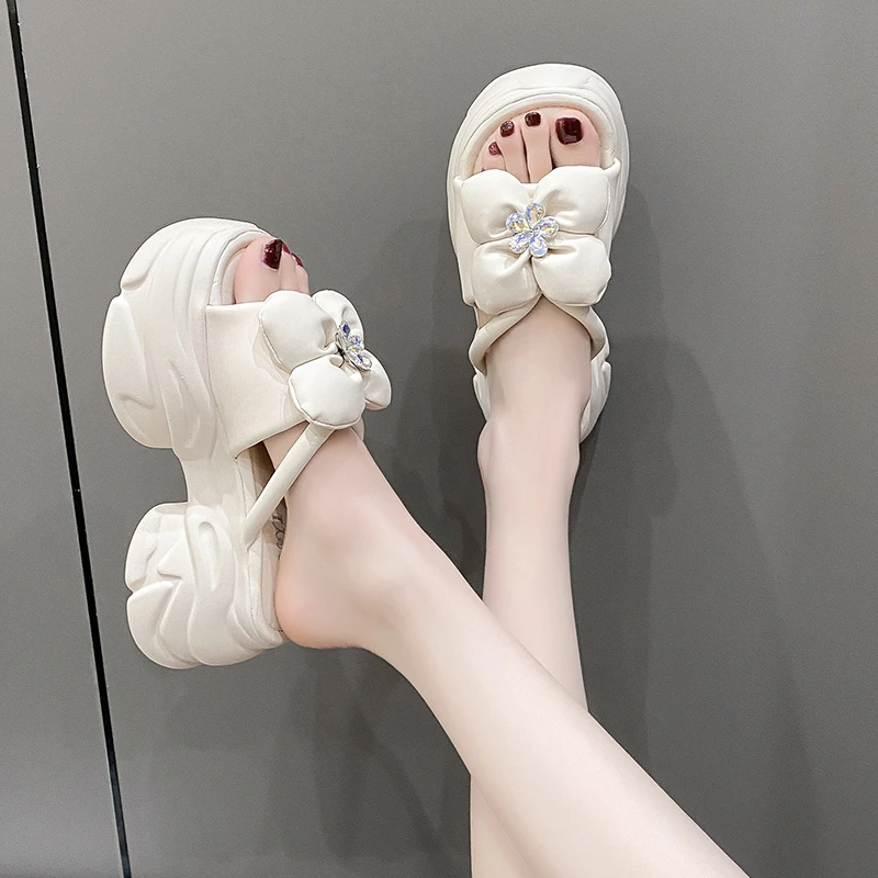 仙女风厚底水钻拖鞋女2024年夏季新款网红松糕花朵一字凉拖配裙子