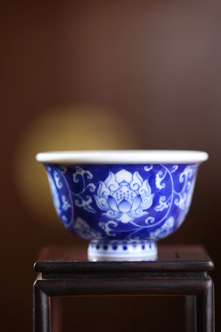 妙色青花蓝底宝相压手杯直径：7.8cm 高：4.5cm 容量：65ml陶瓷