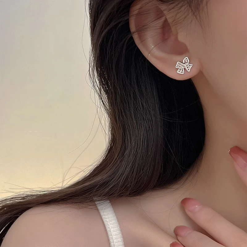 925银耳饰 蕾丝蝴蝶耳钉新年新款潮简约设计感小巧养耳洞银镀耳饰