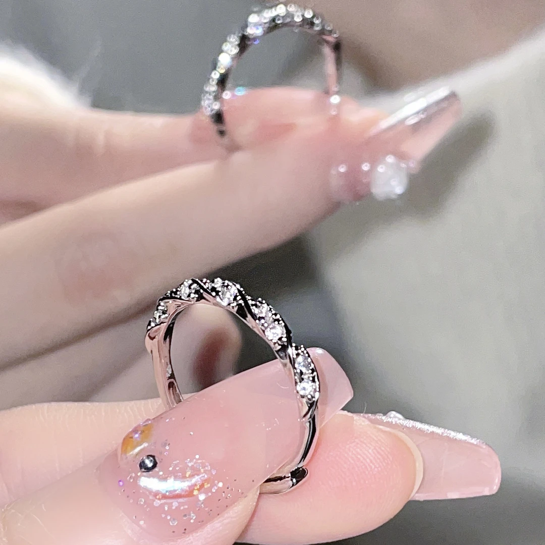 925银戒指 缠绕爱河碎钻戒指轻奢小众设计高级时尚气质开口银镀戒