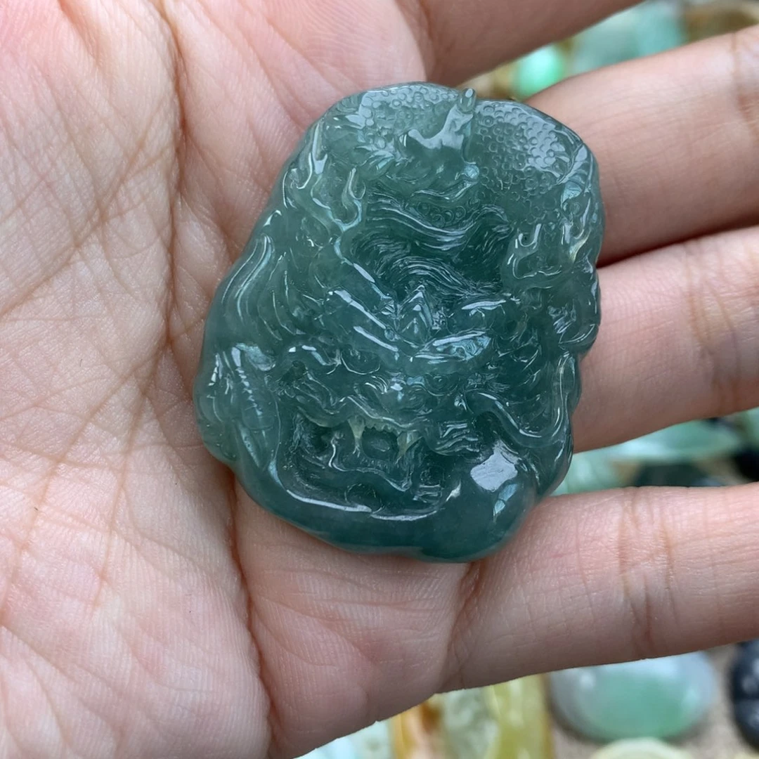 翡翠颈饰未镶嵌龙牌