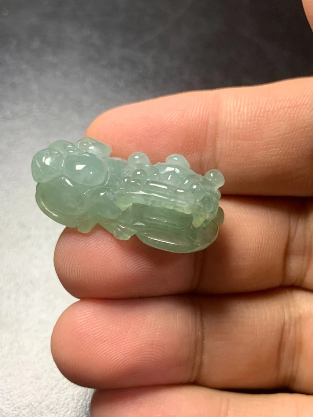 冰晴绿霸王如意貔貅吊坠天然翡翠A货