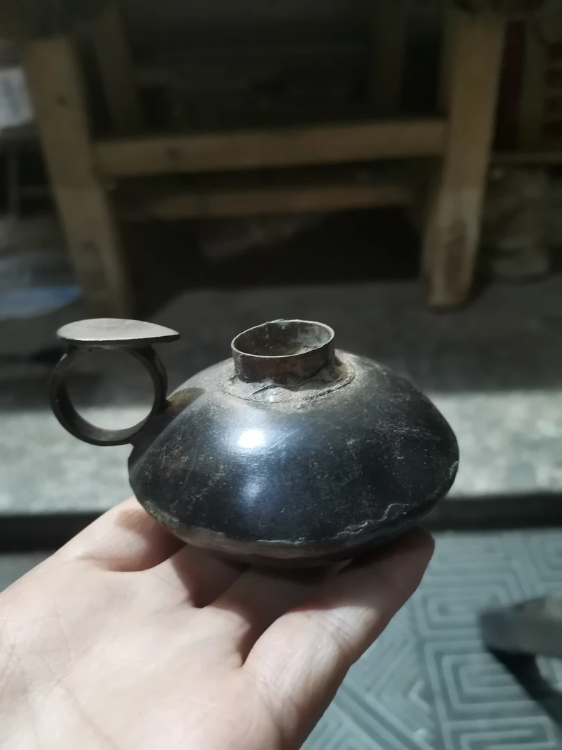 一件铜油灯，商品如图