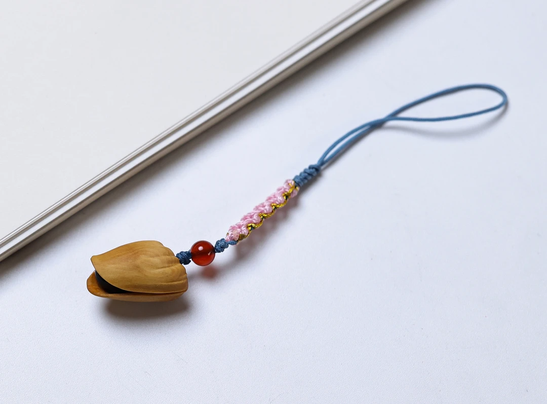 木雕.手机挂包包挂钥匙挂，开心果黄杨木手工雕刻.手工镶嵌活子