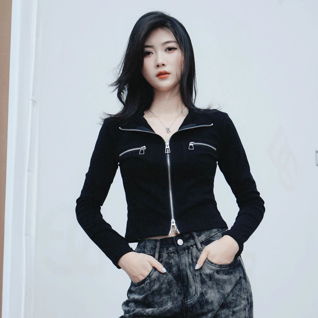 胸口二拉链大翻领装饰新款弹力棉显瘦显高长袖减龄性感短款上衣