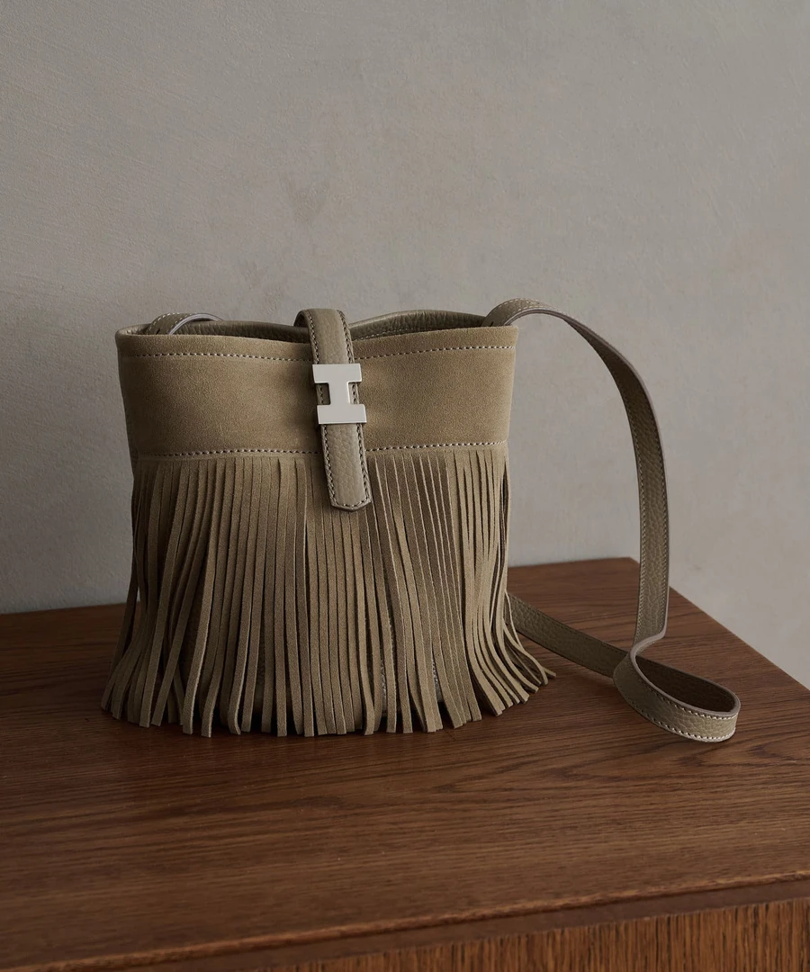 【YoEnn】秋冬新款翻毛皮真皮女包水桶包斜挎包