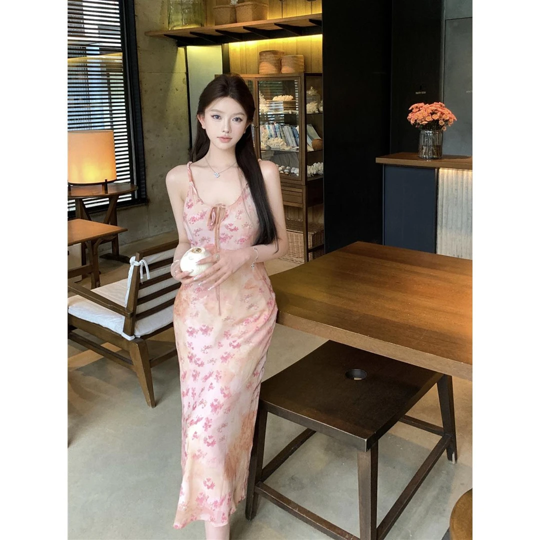 茶歇法式温柔风吊带连衣裙海边度假甜辣妹粉色碎花修身包臀连衣裙