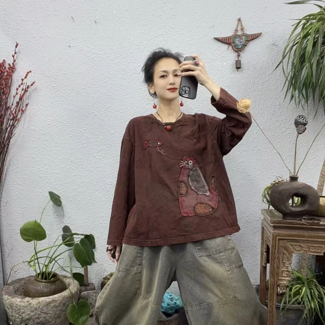 8011贴布绣猫吃鱼炒色圆领上衣（长60胸围126