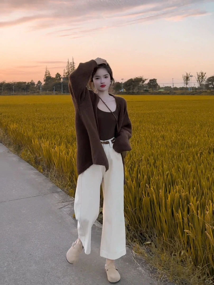 【牧光者】秋冬高级感深咖色针织开衫针织吊带搭配米白色牛仔长裤