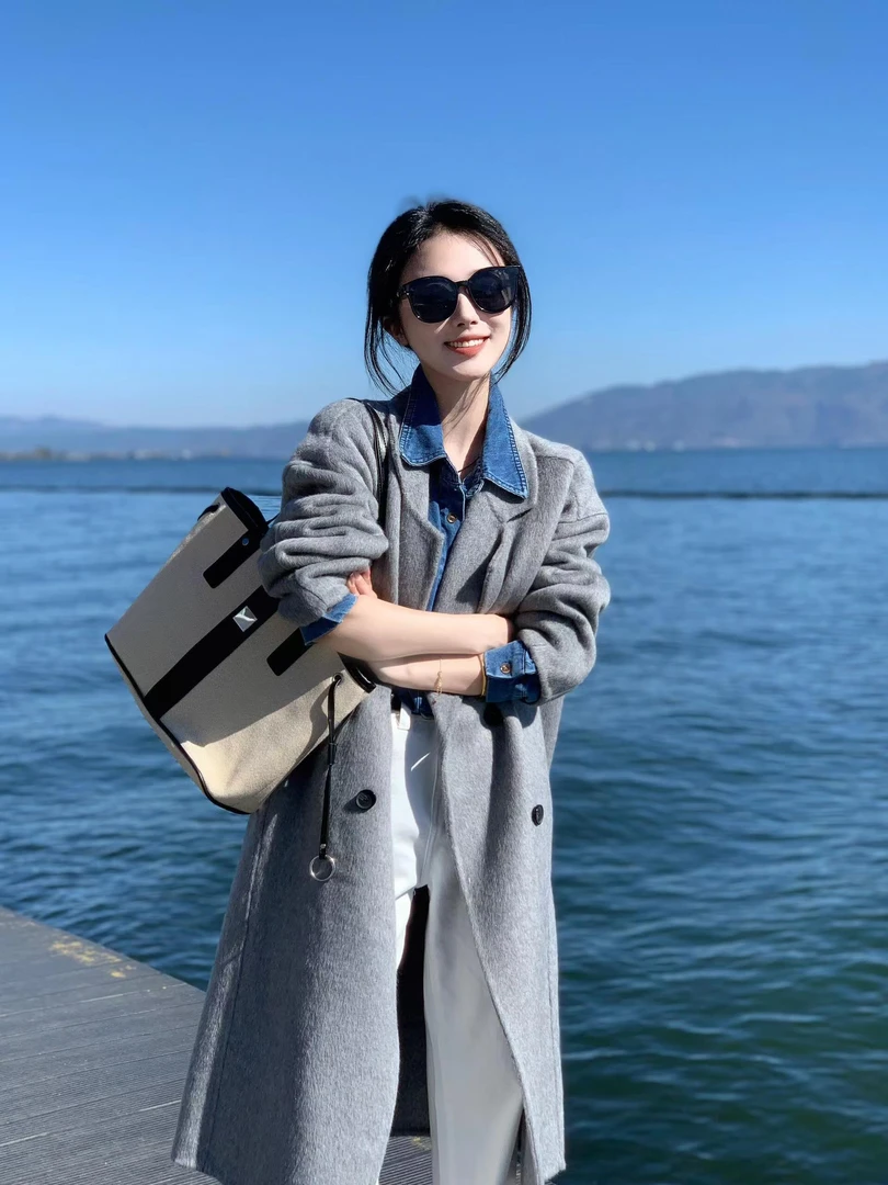 【南风向北】秋冬灰色长款呢子大衣搭配牛仔衬衫白色牛仔裤时尚套装